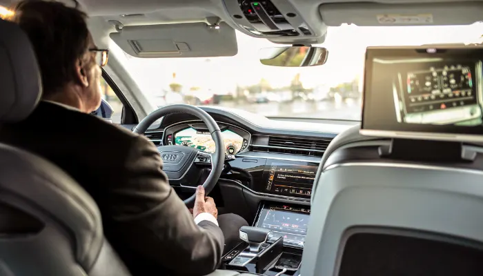 Älterer Mann am Steuer