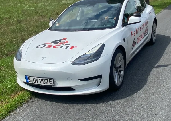 Auto der Fahrschule Oscar im Hochformat